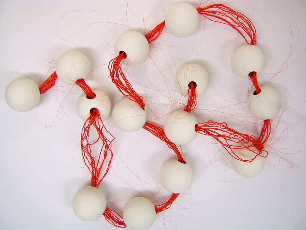 Marianne Kemp en Inge Simonis - keramiek en paardenhaar - ketting ceramics balls with red horsehair