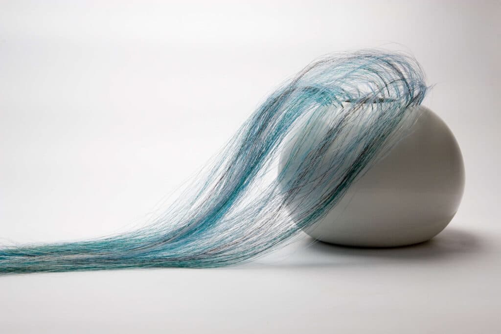 marianne kemp en Inge simonis - keramiek en paardenhaar horsehair flowing from porcelain ball